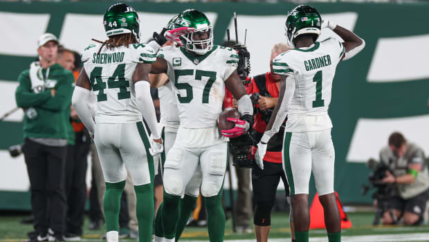 East Rutherford, New Jersey, USA. 3rd Nov, 2021. New York Jets Flight Crew  cheerleaders during a NFL football game against the Cincinnati Bengals at  MetLife Stadium in East Rutherford, New Jersey. The