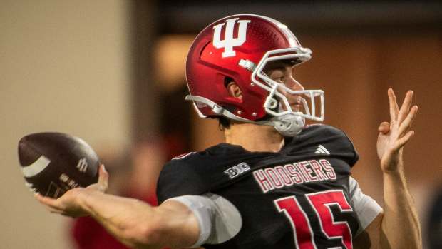 Indiana's Fernando Mendoza (15) passes during the Indiana football spring game at Memorial Stadium on Thursday, April 17, 2025. © Rich Janzaruk/Herald-Times / USA TODAY NETWORK via Imagn Images
