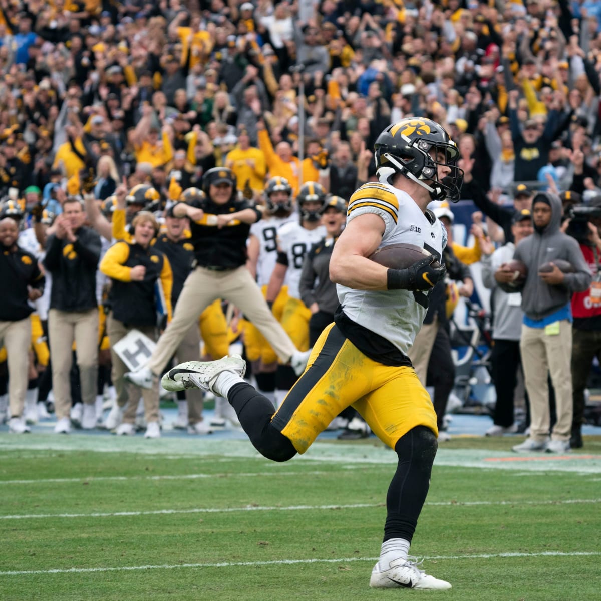 Iowa Football: Week 6 Hawkeyes bowl projection round up