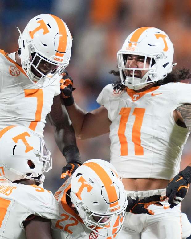 Tennessee linebacker Arion Carter (7) and Tennessee linebacker Keenan Pili (11) at the NCAA College football game between Tennessee and NC State on Saturday, Sept. 7, 2024 in Charlotte, NC. © Saul Young/News Sentinel / USA TODAY NETWORK