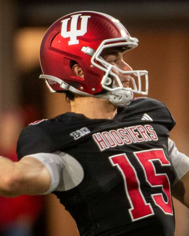 Indiana's Fernando Mendoza (15) passes during the Indiana football spring game at Memorial Stadium on Thursday, April 17, 2025. © Rich Janzaruk/Herald-Times / USA TODAY NETWORK via Imagn Images