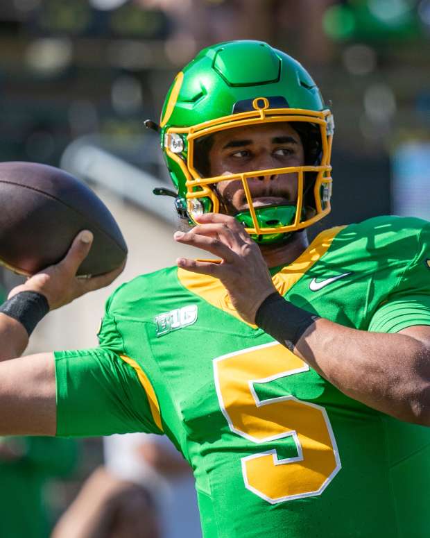 Oregon Ducks quarterback Dante Moore throws out a pass during warm-ups as the Oregon Ducks host the Idaho Vandals Saturday, Aug. 31, 2024 at Autzen Stadium in Eugene, Ore. © Ben Lonergan/The Register-Guard / USA TODAY NETWORK