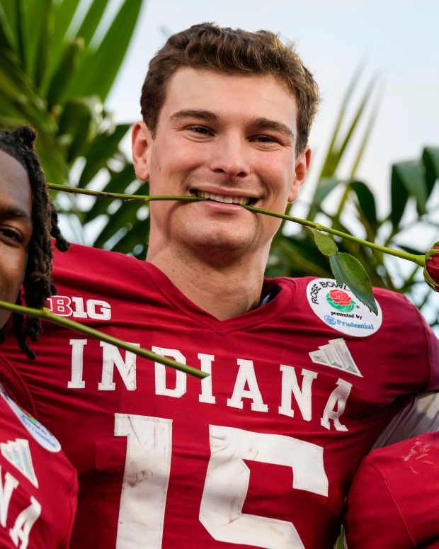 Indiana Hoosiers quarterback Fernando Mendoza (15) Thursday, Jan. 1, 2026, during the 112th annual Rose Bowl game in Pasadena. Indiana Hoosiers defeated Alabama Crimson Tide, 38-3.