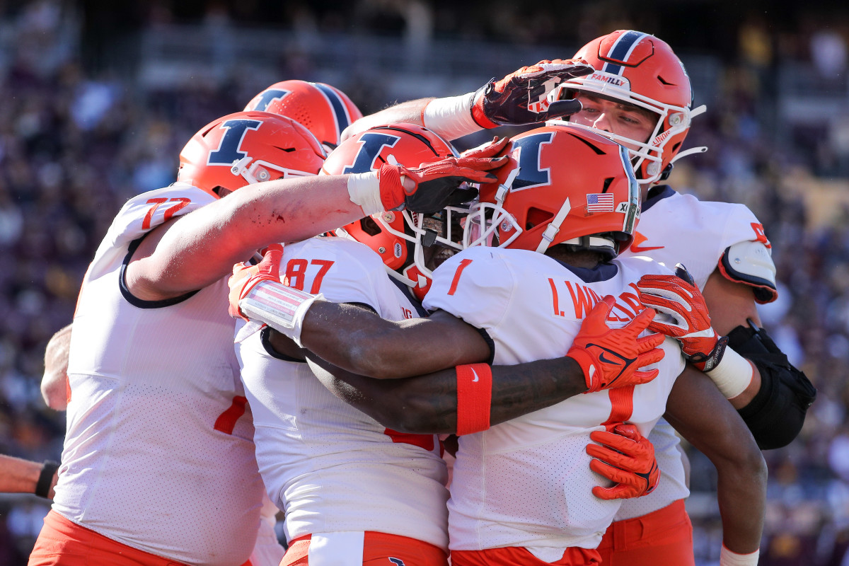 CHAMPAIGN, IL - SEPTEMBER 16: Illinois Fighting Illini Wide