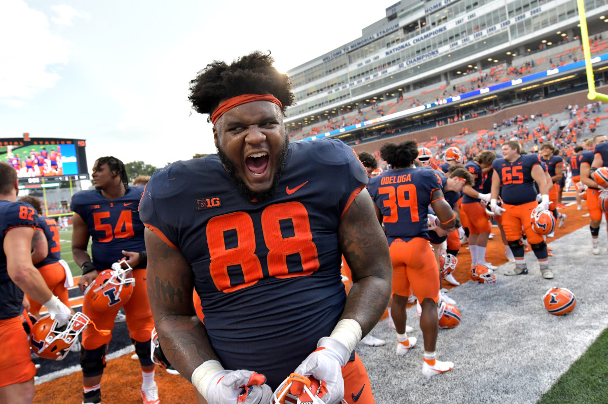 CHAMPAIGN, IL - SEPTEMBER 16: Illinois Fighting Illini Wide