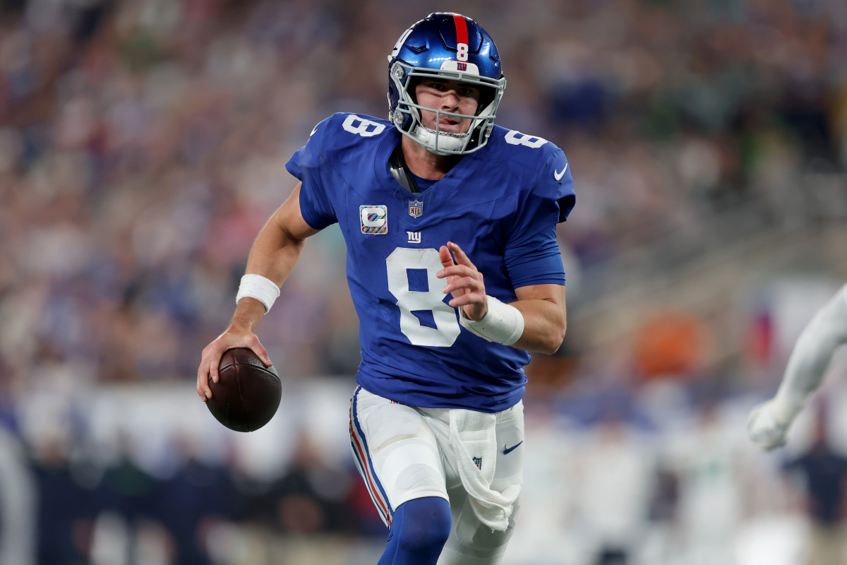 New York Giants quarterback Daniel Jones (8) runs the ball against