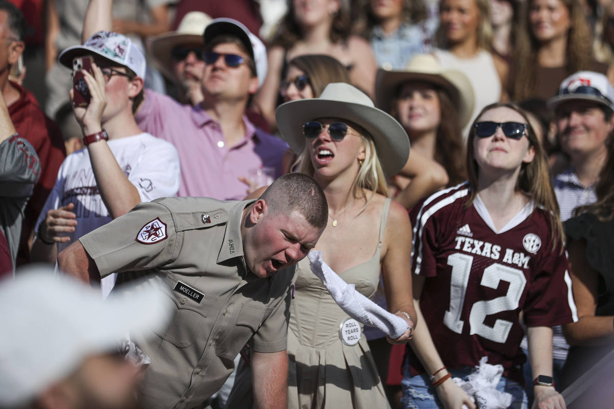 Texas remains at No. 7 in the third College Football Playoff