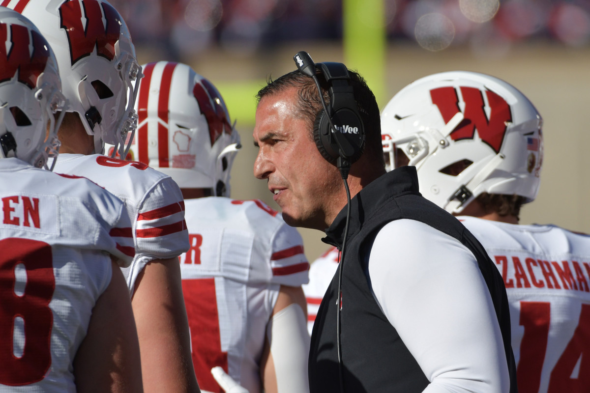 Wisconsin Badgers vs. Illinois Fighting Illini football photos